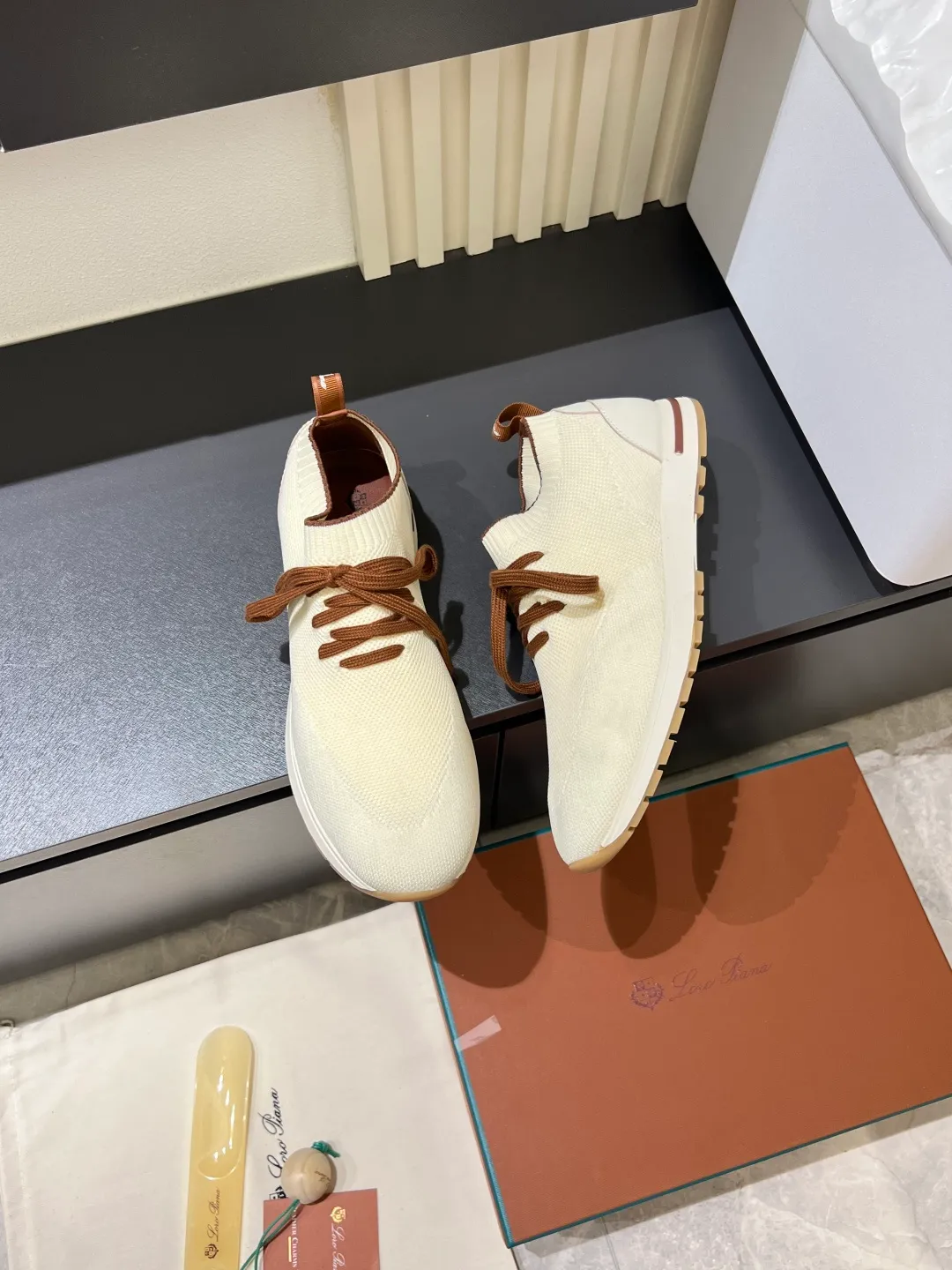 Men's Men's Shoes 💰p380 Loro Men's Shoes 💰piana/Noyo Piana 360 L Men's Shoes 💰p Flexy Walk Men's Sports Shoes These sports shoes are made of knitted wool uppers, and the heel is wrapped in smooth calf leather. Merino sheep are selected from Australia and New Zealand. The upper is machine-woven like a sweater, and then equipped with a white rubber outsole and a Kummel-colored sole. It is both beautiful and non-slip. The fabric is 100% cashmere and the insole is calf leather. It is super comfortable on the feet! Comes with full original packaging! Multiple colors available! Size: 38-44 (45 customized)